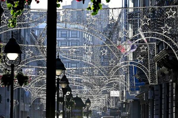BEOGRAD ZASIJAO U NOVOGODIŠNJEM RUHU: Postavljena rasveta (FOTO)