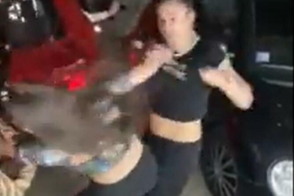 NEMILOSRDNA MAKLJAŽA DEVOJAKA IZ BUDVE! Vuku se, čupaju, šamaraju, nemaju NIMALO MILOSTI (VIDEO)