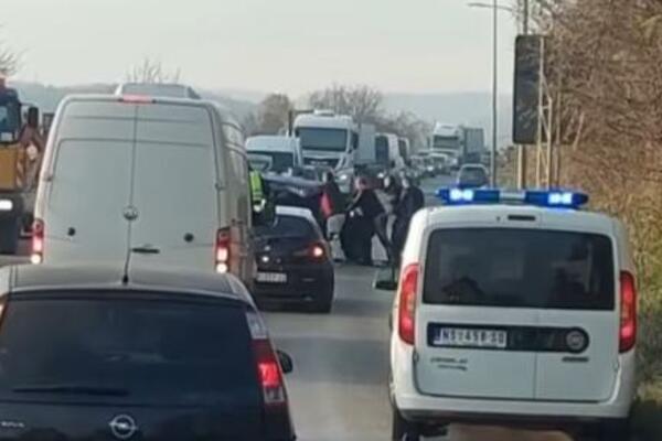 KAKVA SCENA NASRED PUTA U NOVOM SADU! Vozači NADLJUDSKOM snagom okrenuli automobil, ovo se ne viđa svaki dan! VIDEO