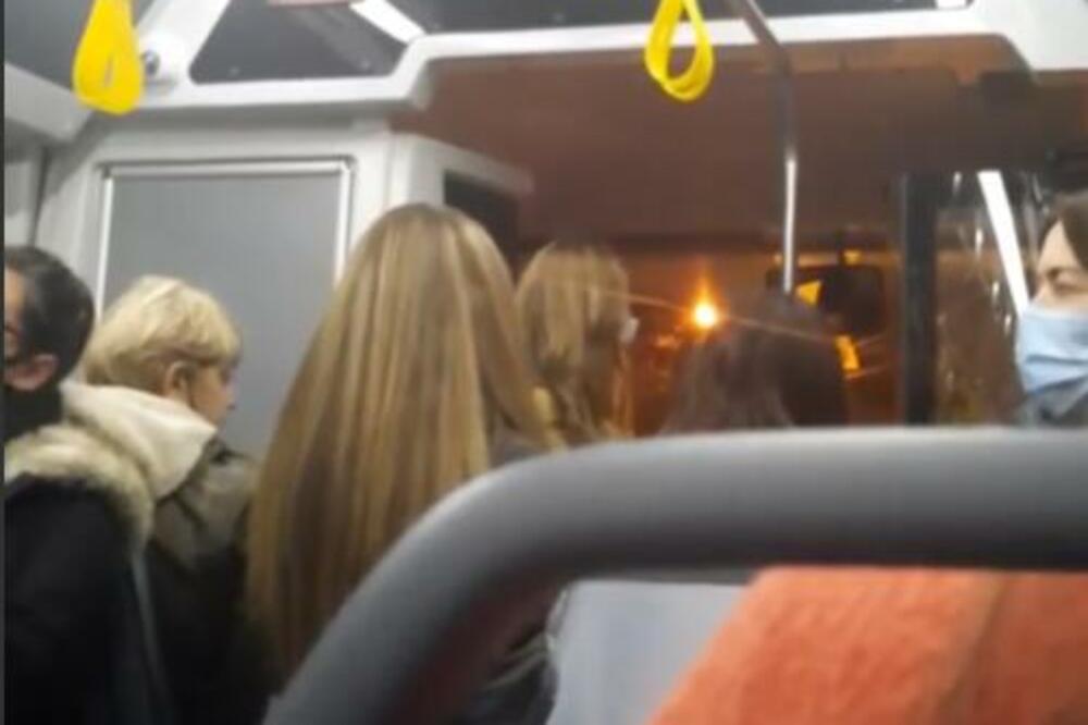 HIT SCENA NA LINIJI 74! Vozač odvrnuo AC/DC, putnici pali u TRANS, a 1 gospođa je sve POKVARILA (VIDEO)