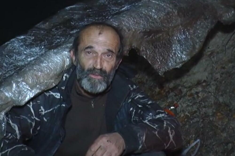 "JA SAM MRTAV ČOVEK KOJI JOŠ HODA": Dragan čeka sudnji dan u šumi bez USLOVA za život (FOTO)