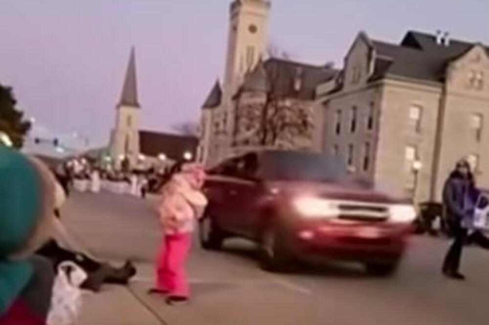 BOŽIĆNA PARADA PRETVORILA SE U HOROR: Automobil uleteo, 5 osoba POGINULO, SNIMAK LEDI KRV U ŽILAMA (VIDEO)