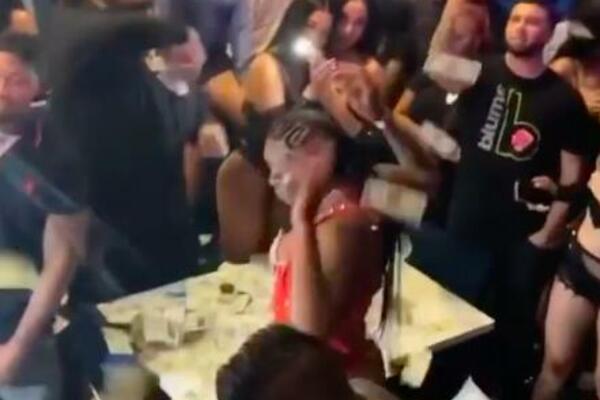 Striptiz klub prvo pozvao publiku pa prekinuo audiciju kad se prijavilo 1000 žena (VIDEO)