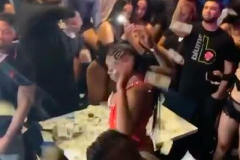 Striptiz klub prvo pozvao publiku pa prekinuo audiciju kad se prijavilo 1000 žena (VIDEO)