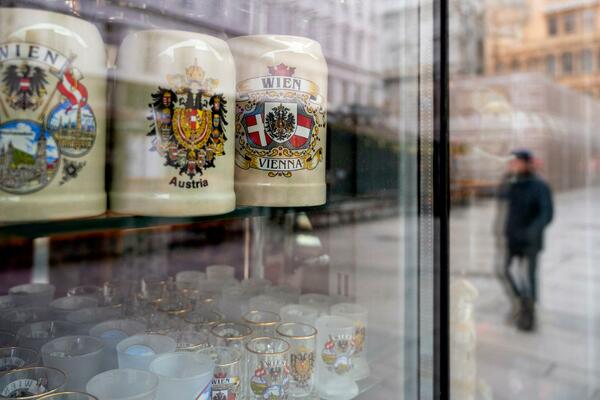 U AUSTRIJI STUPILE NA SNAGU POOŠTRENE MERE: Na udaru ugostitelji