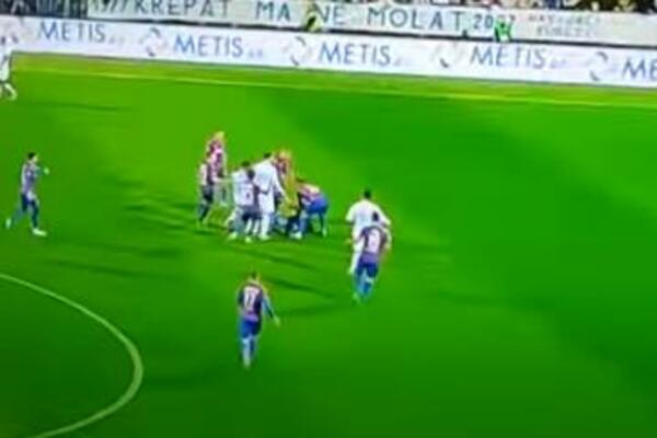 PRŠTALO NA SVE STRANE U HRVATSKOM DERBIJU: Upad na teren, pesnice, provociranje navijača!