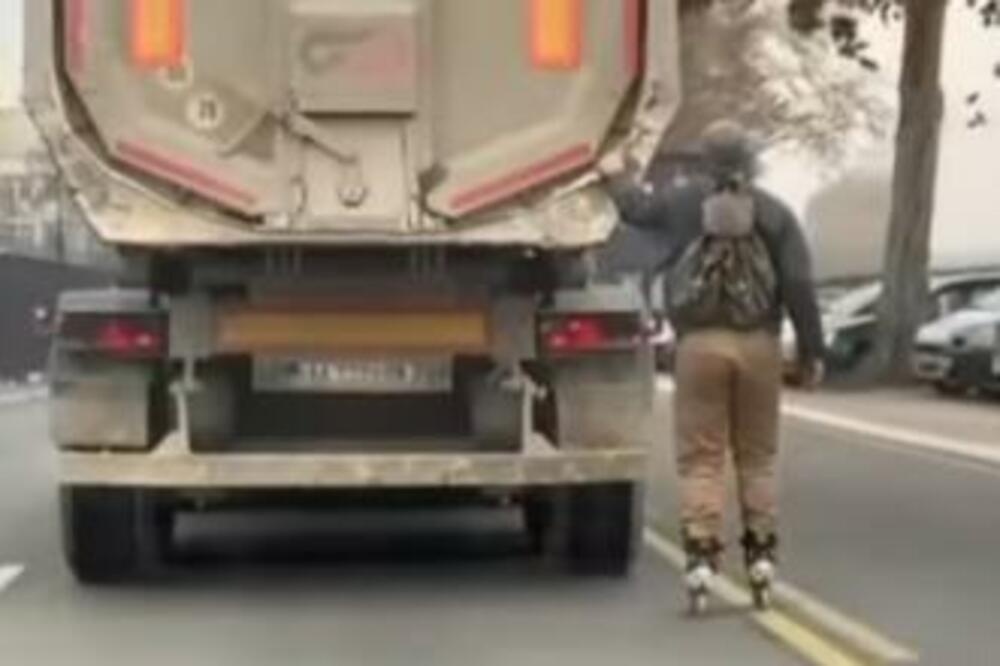 BUDALA I KRIVIH DRVA IMA KOLIKO HOĆEŠ! Snimak sa beogradskog asfalta RAZBESNEO ljude, izvređali ga za života! VIDEO