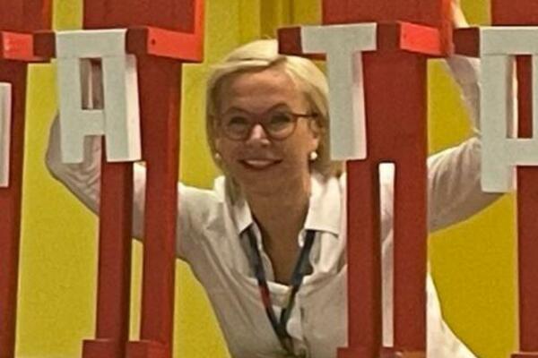 HTELA DA PODSTAKNE SUGRAĐANE DA "OČVRSNU"! Političarka Ana se SKINULA, građani BESNI zbog njenog ponašanja (VIDEO)