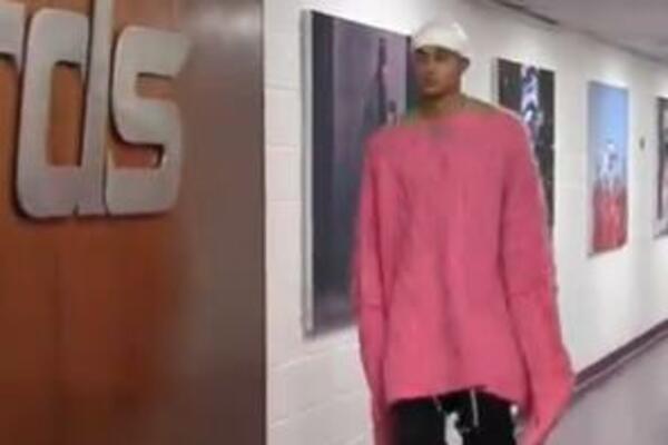 Ovo morate da vidite! "LUDAČKA KOŠULJA" U ROZE BOJI! Da li biste ovo obukli? (VIDEO)