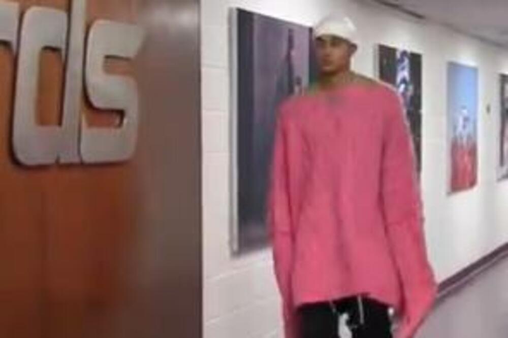 Ovo morate da vidite! "LUDAČKA KOŠULJA" U ROZE BOJI! Da li biste ovo obukli? (VIDEO)