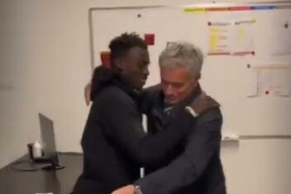 MURINJO ISPUNIO DATO OBEĆANJE: Fudbaleru kupio patike od 800 evra!