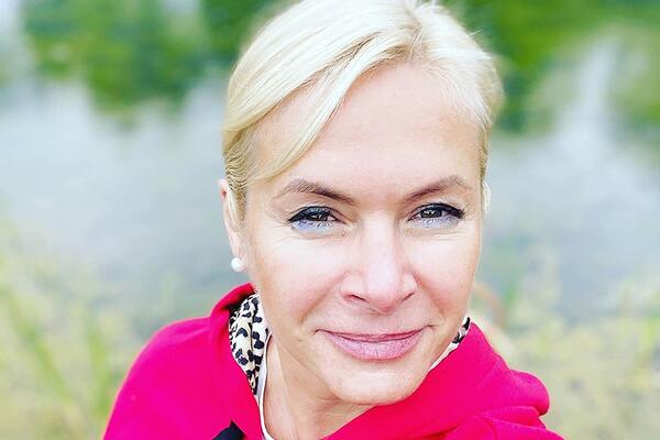 GOLA RUSKA POLITIČARKA SE VALJA U SNEGU: Sve se ocrtava, javnost u šoku, a sad je isplivao snimak (VIDEO)