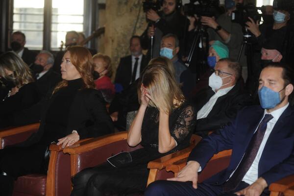 BOLNE SCENE NA KOMEMORACIJI MERIMI NJEGOMIR! Skrhana deca sa tugom u očima, drže se zajedno, plač ćerke odzvanjao!