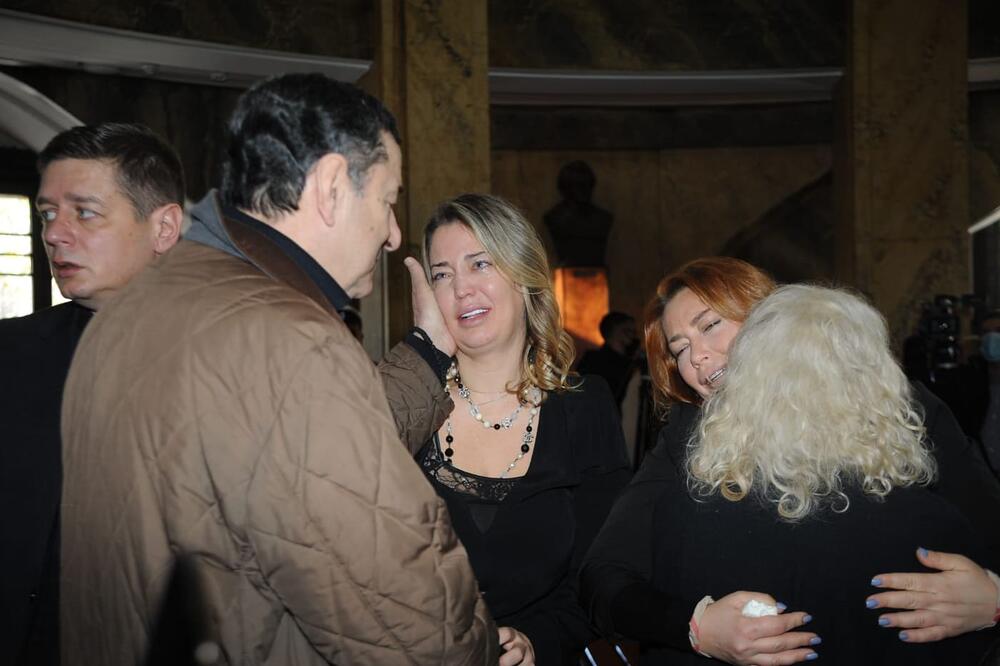 ZAVRŠENA KOMEMORACIJA MERIMI NJEGOMIR! Ana Bekuta RASPLAKALA CELU SALU dirljivim govorom, TUGA RASPRŠTILA PRISUTNE!