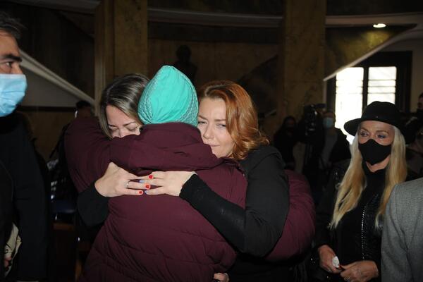 "BOL ZA MAJKOM JE NAJVEĆA": Ćerka Merime Njegomir jecala u zagrljaju Snežane Đurišić! (FOTO)