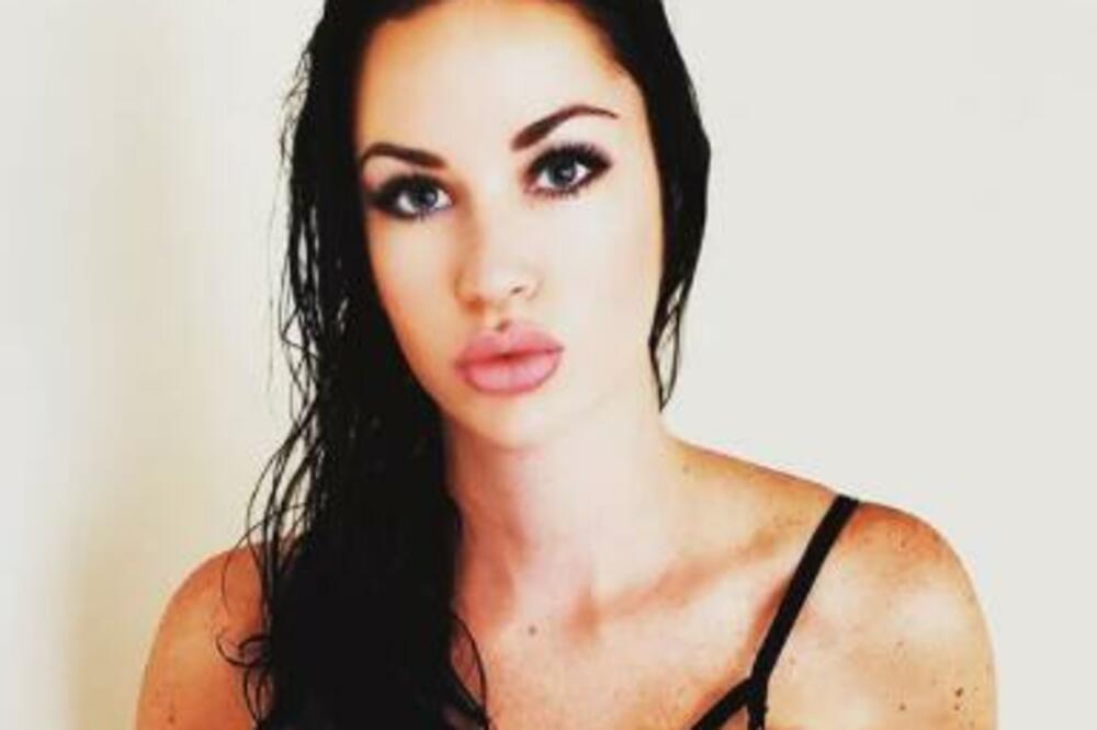 SAMOZADOVOLJAVALA SE NA MOJE OČI, PA JE DOŽIVELA EKSPLOZIJU ORGAZMA: Onda je uradila najluđu stvar ikad