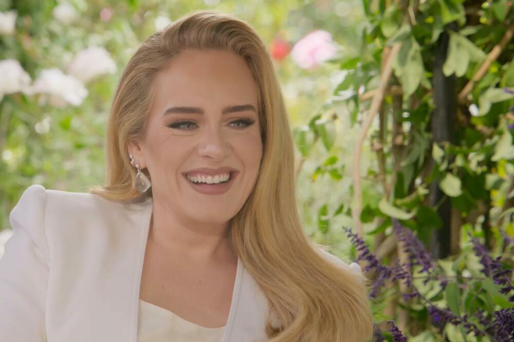 "NIKADA NISAM BILA OVAKO ZALJUBLJENA": Poznata pevačica Adel se udala? Fanovi razotkrili TAJNU veridbu (FOTO)