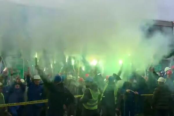 BAKLJADA ISPRED ZGRADE VLADE FBiH: Protest radnika 7 rudnika, masa skandirala "LOPOVE" ministru (VIDEO)