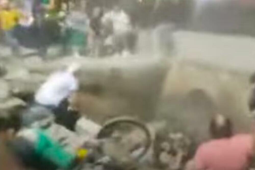 PROPAO TROTOAR U BRAZILU: Ljudi poupadali u reku, ima povređenih (VIDEO)