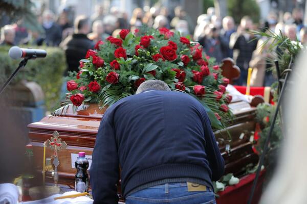 "NAMUČILA SE TEŠKOM BOLEŠĆU!" Merimin sveštenik rasplakao sve prisutne: Otkrio šta je pevačica uradila poslednje!