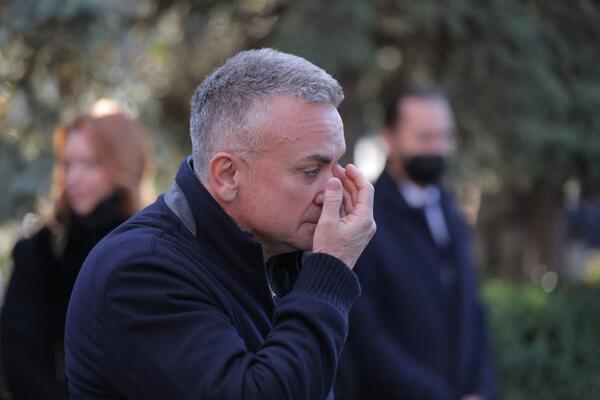 SRĐAN ĐOKOVIĆ NA POSLEDNJEM ISPRAĆAJU MERIME NJEGOMIR: Novakov otac odao počast slavnoj pevačici! (FOTO)