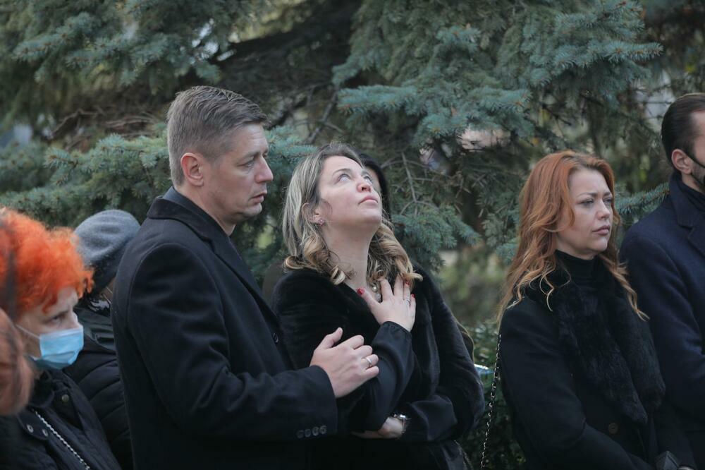 DRAMA NA SAHRANI MERIME NJEGOMIR! Ćerkama se SLOŠILO tokom opela, drže ih da ne padnu! Nikada potresnije scene!FOTO