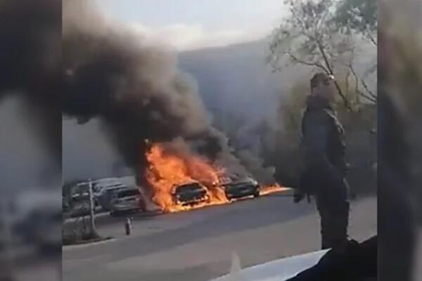 U NEPOSREDNOJ BLIZINI FABRIKE GORE AUTOMOBILI! Šokantni snimci iz Bubaj potoka! (VIDEO)