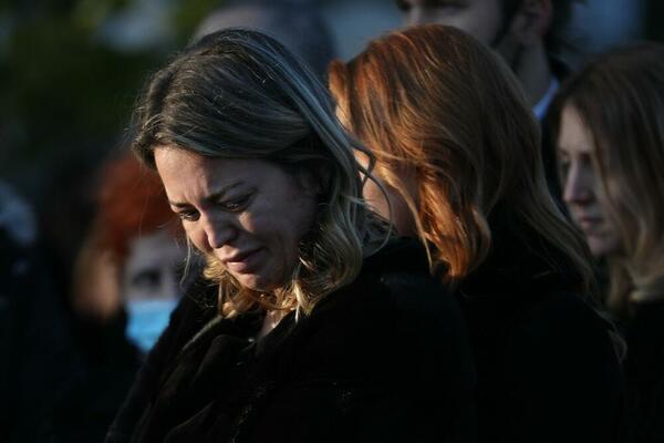 "BAKO, ČUVAJ ME SA NEBA! DOBRO JE DA TE VIŠE NE BOLI": Reči Merimine unuke RASPLAKALE REGION, potresni detalji!