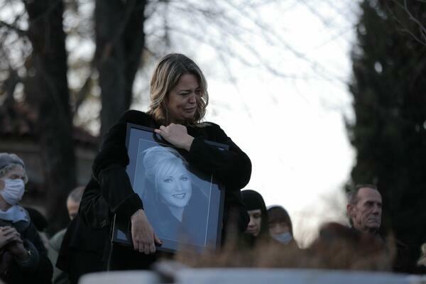 MERIMINA ĆERKA NEPOMIČNO STOJI ISPRED NJENOG GROBA! Stegla njenu sliku črvrto, jeca i guši se u suzama! (FOTO)