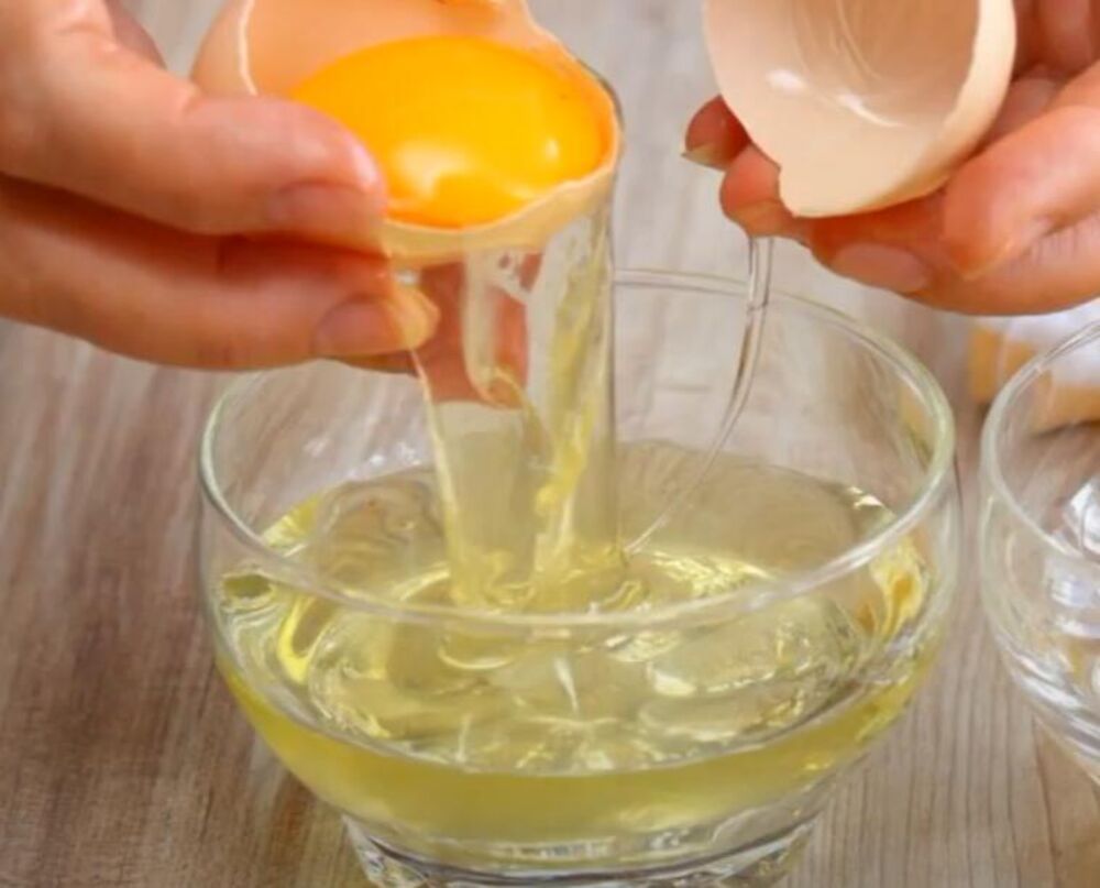 U drugu posudu umutite belanca i napravite penasti sneg koji ćete dodati prethodno napravljenoj smesi polako mešajući.