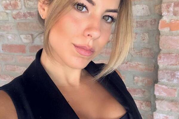 AKO NIJE NA STADIONU, ZANOSNA EVA JE U TERETANI: Voditeljka je izvajala SAVRŠENO telo, GRUDI su glavni adut! (FOTO)