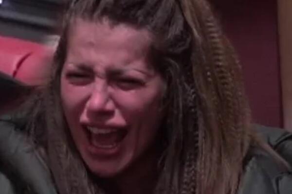 CAR OSTAVIO DALILU, ONA UPLAKANA POBEGLA IZ BELE KUĆE: Svemu je došao kraj!