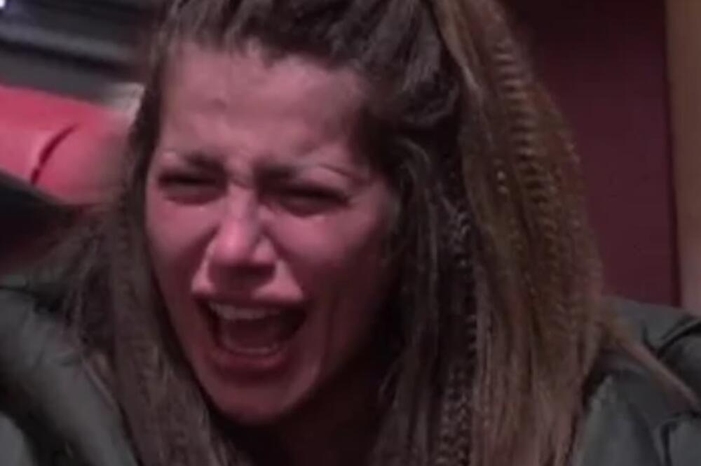 CAR OSTAVIO DALILU, ONA UPLAKANA POBEGLA IZ BELE KUĆE: Svemu je došao kraj!