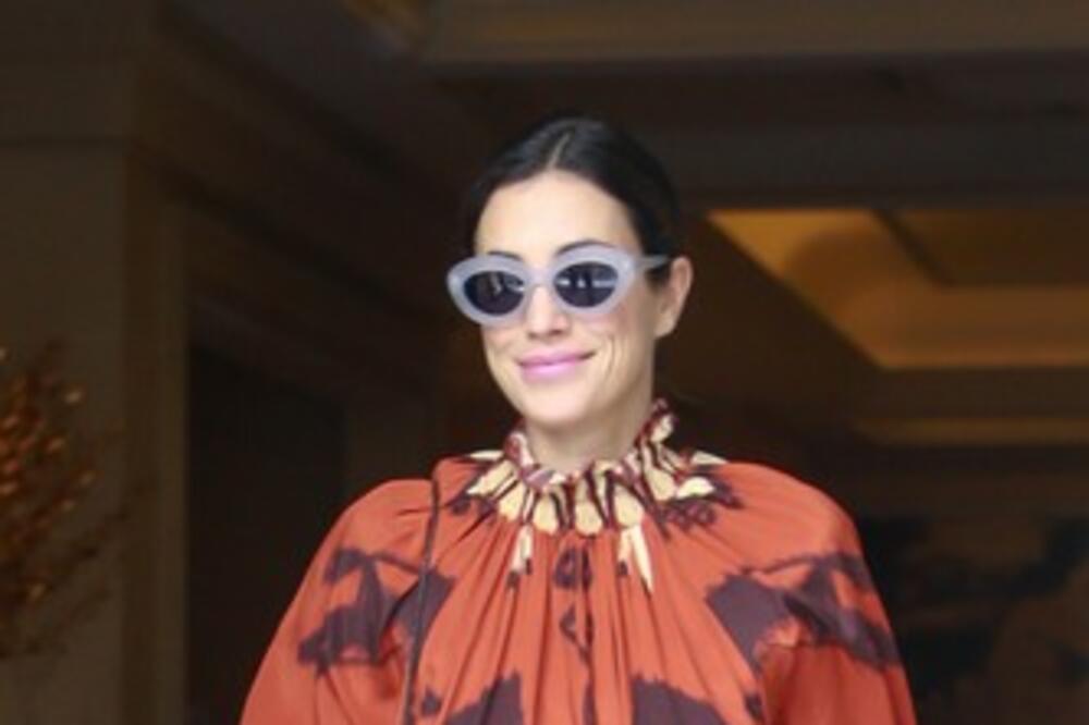 ONA JE PRAVA PRINCEZA, MUŽA JE UPOZNALA SA 14 GODINA! Jedna stvar je IZDVAJA: Neverovatno kako se OBLAČI!