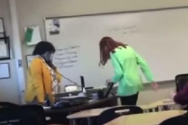 UČENICA PRIŠLA PROFESORKI, PA URADILA NEŠTO STRAVIČNO: Snimak je da se NAJEŽITE, a profesorka je reagovala OVAKO