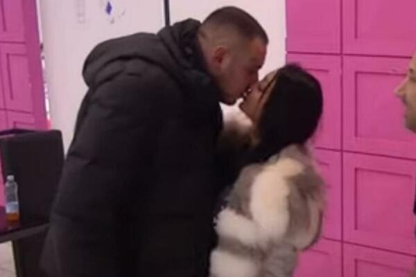 CAR POKUŠAO DA POBEGNE OD DEVOJKE, PA SHVATIO DA MOŽE DA JE SMIRI SAMO NA JEDAN NAČIN: Spomenuli i BEBU!