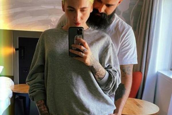 PAR SE PROSLAVIO NA SAJTU ZA ODRASLE EKSPLICITNIM SADRŽAJEM: Rade sve i SVAŠTA, a kažu da je sve to ZBOG DECE! FOTO