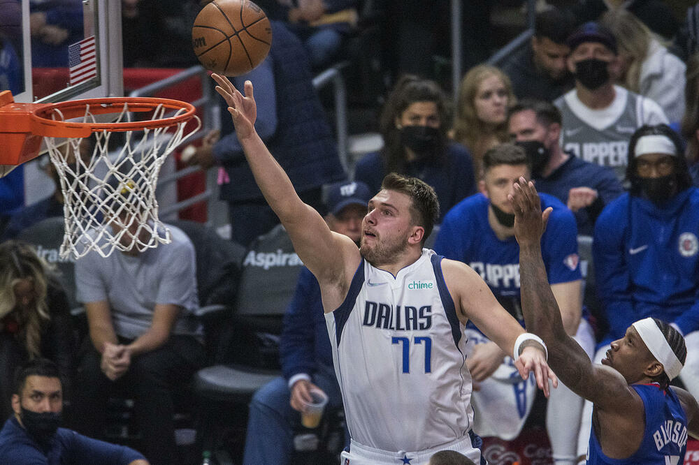 DONČIĆ SE VRATIO U STILU, REVANŠ DALASA KLIPERSIMA: Džordž pogodio PRODUŽETAK, a onda zablistao Porzingis! (VIDEO)