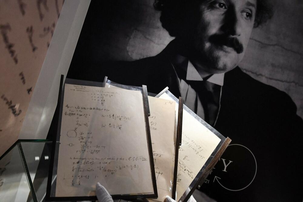 REKORD! Ajnštajnov rukopis sa primenom teorije relativnosti prodat za ENORMNU sumu novca u Parizu