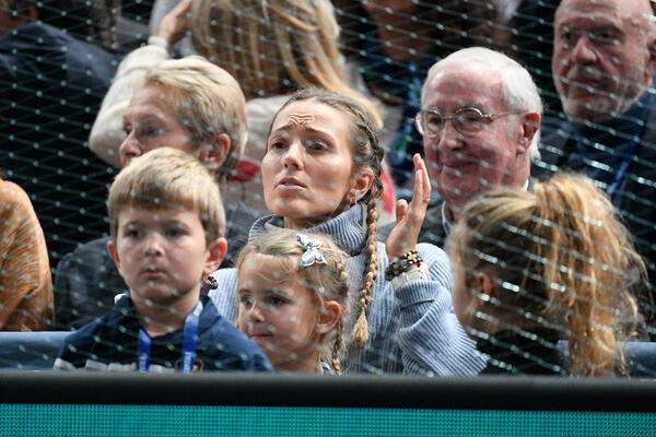 LUKSUZAN SAT NA ZGLOBU JELENE ĐOKOVIĆ: PAPRENA CENA za roze zlato i 32 brušena dijamanta!