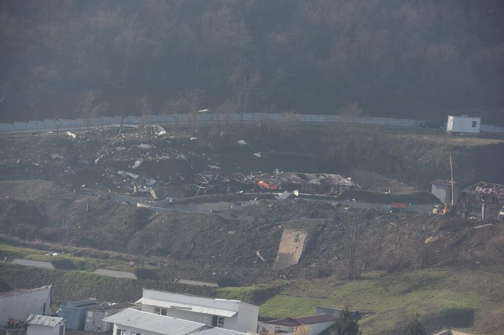 OD FABRIKE EDEPRO OSTAO SAMO KRATER! Potresne fotografije iz Leštana gde se juče dogodila stravična eksplozija FOTO