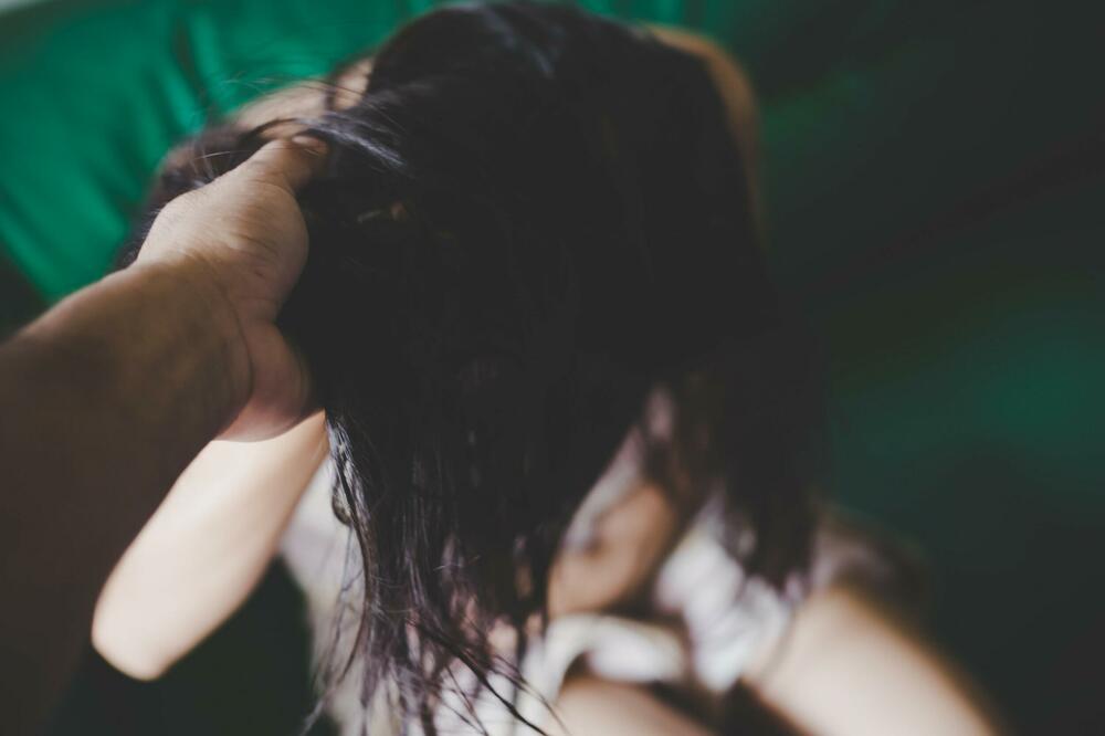 PESNICAMA PRETUKAO SUPRUGU: Nasilnik (42) iz Sopota uhapšen, žrtva u Urgentnom