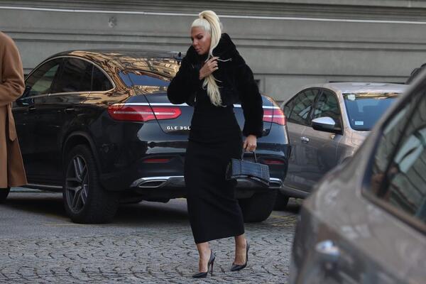 KARLEUŠA U CRNOM "OD GLAVE DO PETE" DOŠLA NA MARININU KOMEMORACIJU! Ana Nikolić stavila LJUBIČASTI ŠEŠIR! (FOTO)