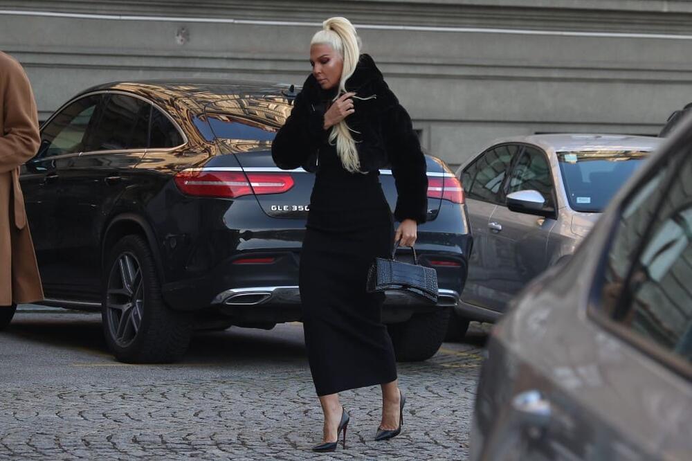 KARLEUŠA U CRNOM "OD GLAVE DO PETE" DOŠLA NA MARININU KOMEMORACIJU! Ana Nikolić stavila LJUBIČASTI ŠEŠIR! (FOTO)