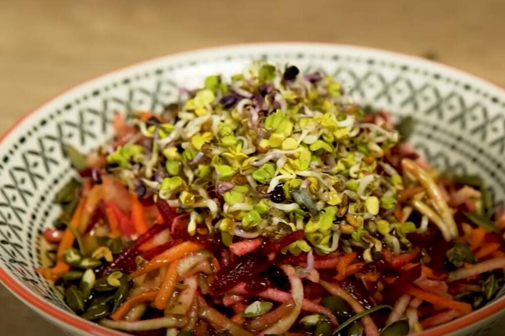 ZAŠTO JE VAŽNO DA 3 DANA PRED SPAVANJE JEDETE OVU SALATU? Sve je popularnija, SAZNAJTE i zbog čega