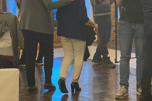 ESPRESO PAPARACO: Vera Matović izula visoke štikle, pa obula OVO!