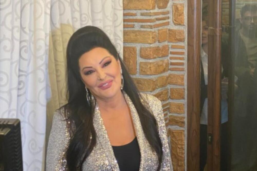 DRAGANA MIRKOVIĆ SIJA KAO SUVO ZLATO: Pojavila se na NOVOGODIŠNJEM SNIMANJU u ODELU zbog kojeg su svi ZANEMELI!