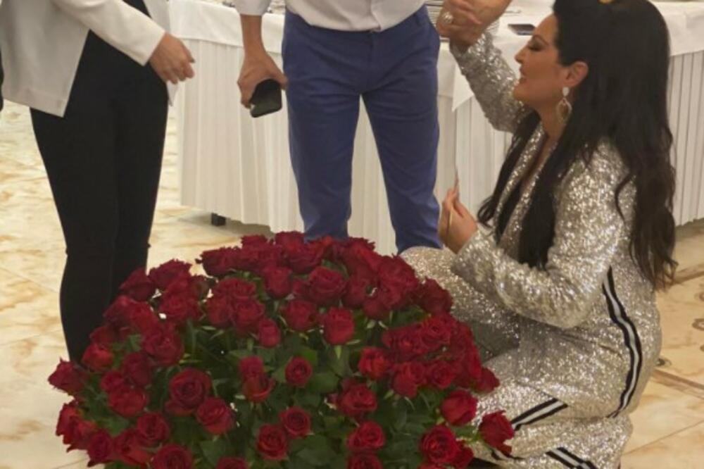 PREKINUTO SNIMANJE, DRAGANA MIRKOVIĆ DOŽIVELA ŠOK: Na njenu televiziju stigao POKLON IZNENAĐENJA, ona na kolenima!