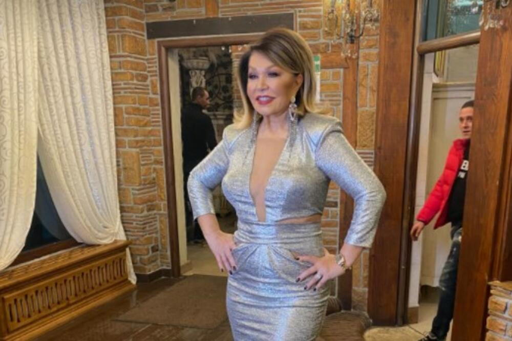 NEDA UKRADEN KAO DEVOJKA: Došla na NOVOGODIŠNJE SNIMANJE u VRELOM izdanju i pokazala kako izgleda u OSMOJ DECENIJI