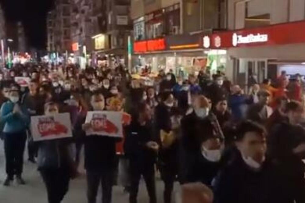 TURSKA POLICIJA RASTERALA NAROD: Demonstranti tražili Erdoganovu OSTAVKU